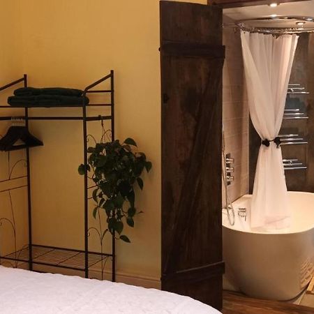 Room With Luxury Private Bathroom & Independent Entrance Near Tube لندن المظهر الخارجي الصورة