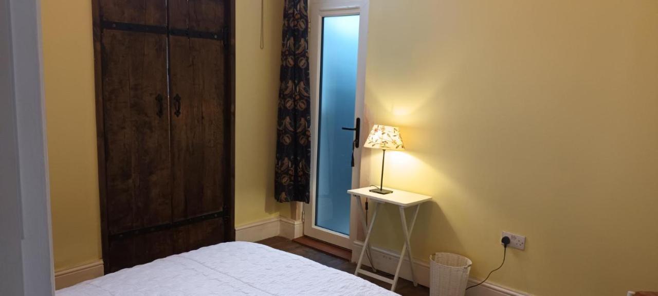 Room With Luxury Private Bathroom & Independent Entrance Near Tube لندن المظهر الخارجي الصورة
