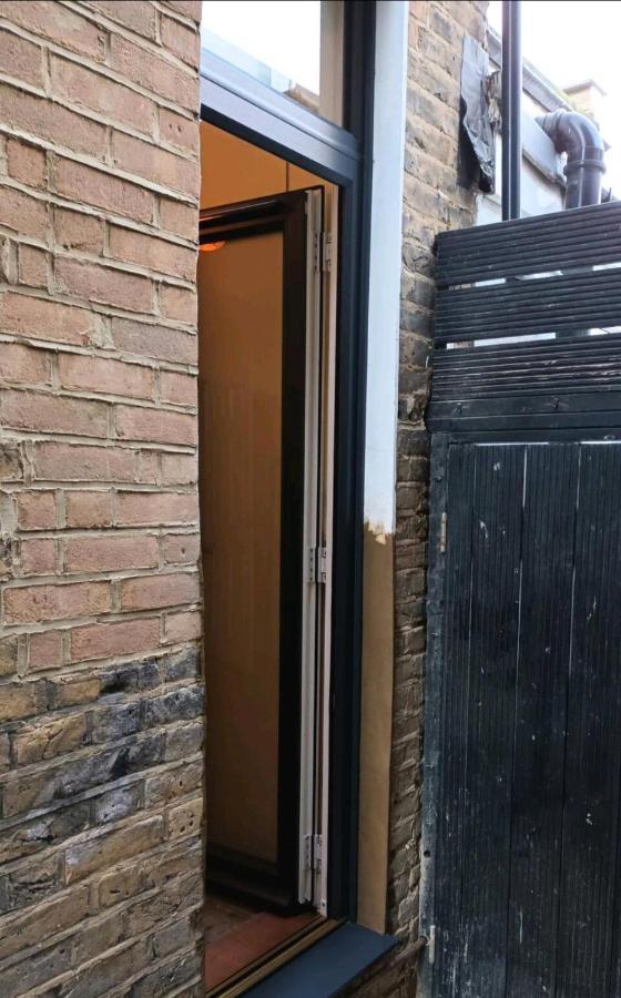 Room With Luxury Private Bathroom & Independent Entrance Near Tube لندن المظهر الخارجي الصورة
