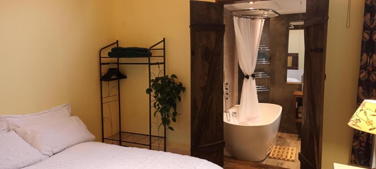 Room With Luxury Private Bathroom & Independent Entrance Near Tube لندن المظهر الخارجي الصورة