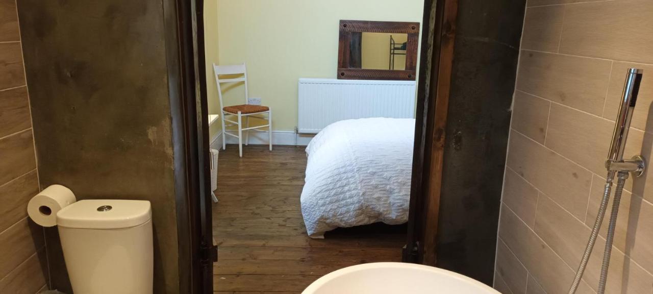 Room With Luxury Private Bathroom & Independent Entrance Near Tube لندن المظهر الخارجي الصورة