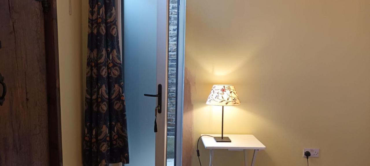 Room With Luxury Private Bathroom & Independent Entrance Near Tube لندن المظهر الخارجي الصورة