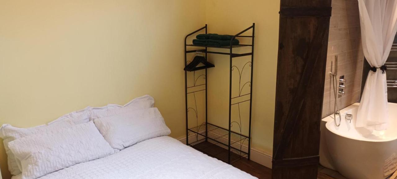 Room With Luxury Private Bathroom & Independent Entrance Near Tube لندن المظهر الخارجي الصورة