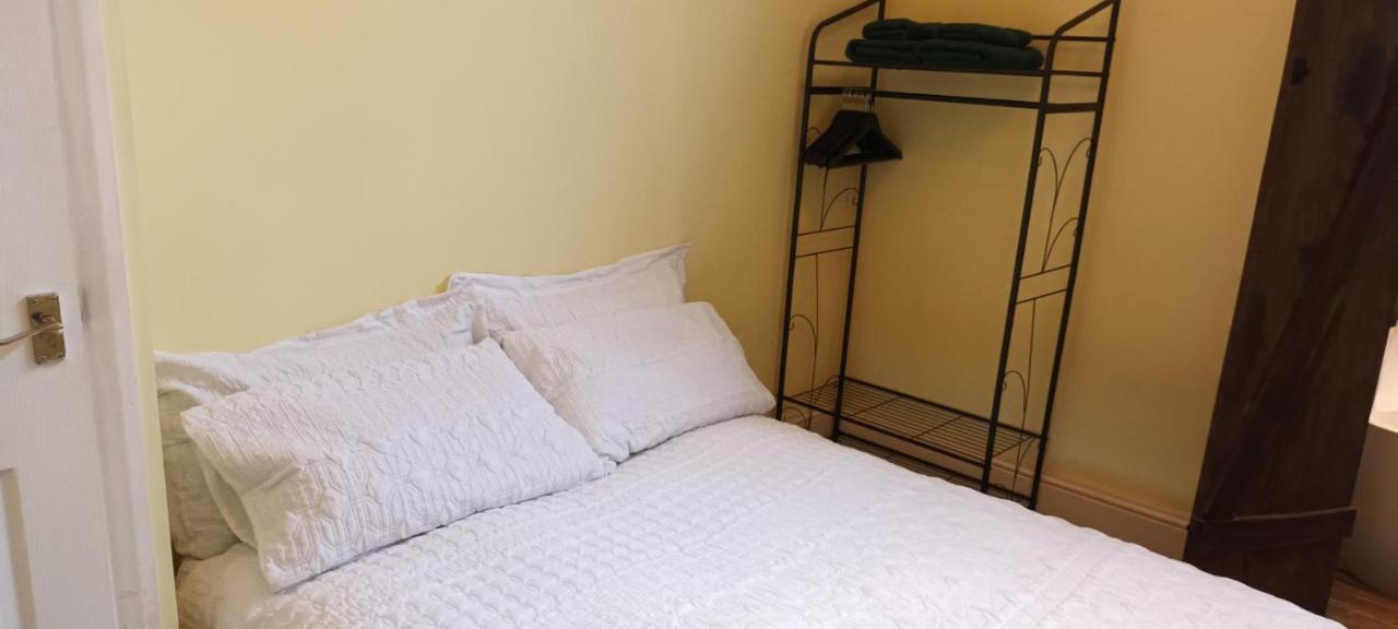 Room With Luxury Private Bathroom & Independent Entrance Near Tube لندن المظهر الخارجي الصورة