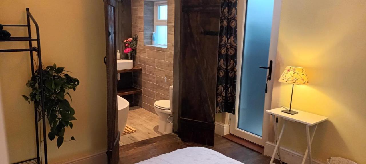 Room With Luxury Private Bathroom & Independent Entrance Near Tube لندن المظهر الخارجي الصورة