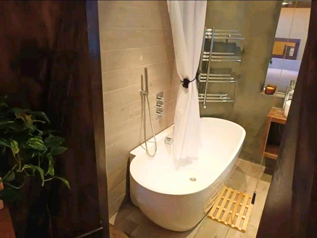 Room With Luxury Private Bathroom & Independent Entrance Near Tube لندن المظهر الخارجي الصورة